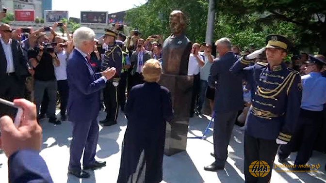 Торжество военных преступников в центре Европы. Косовский памятник.